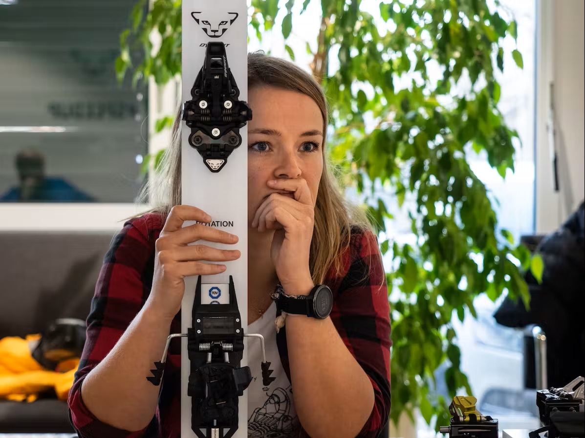 Bild Frau hält Dynafit Ski während des Gesprächs 